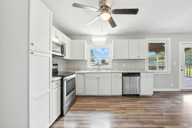 Building Photo - Spacious 3 bedroom home with finished base...