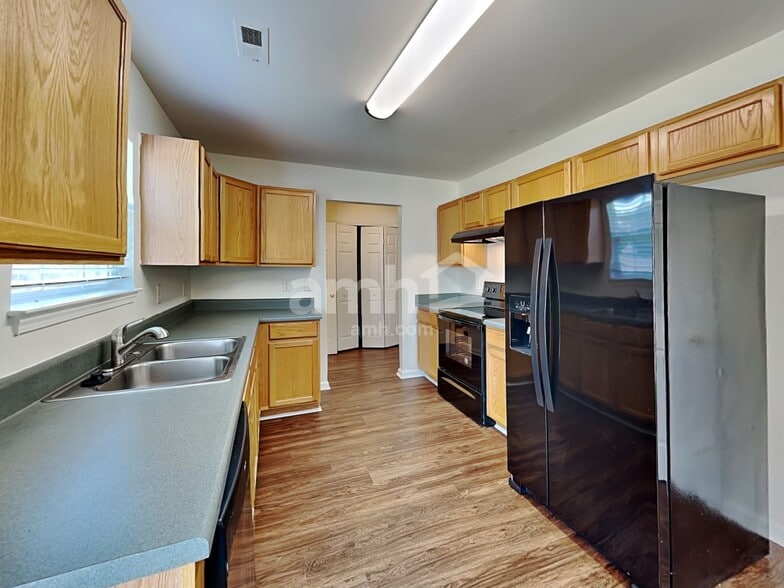 Building Photo - 1749 E Ridge Heights Dr