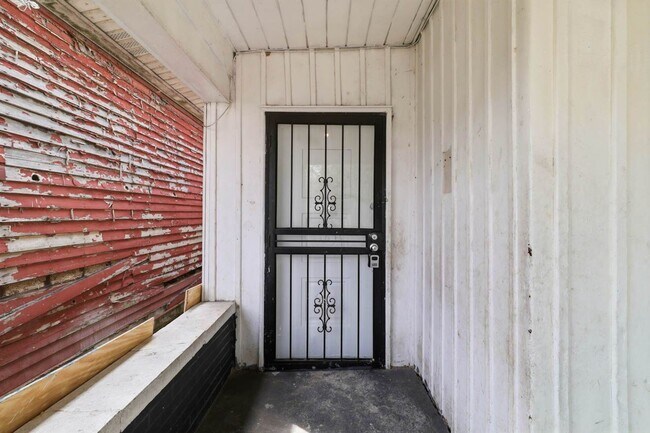 Building Photo - Freshly Renovated 4 Bedroom Home