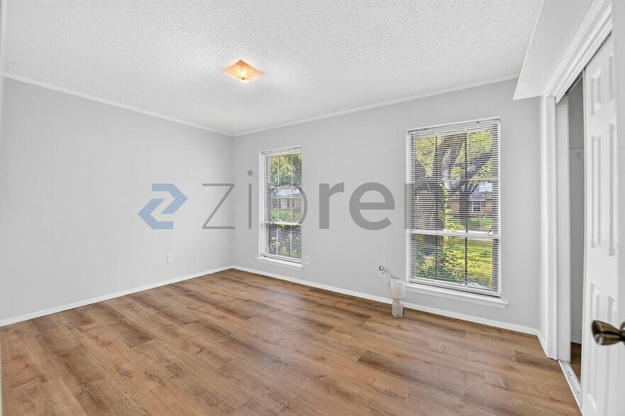 Building Photo - Unit