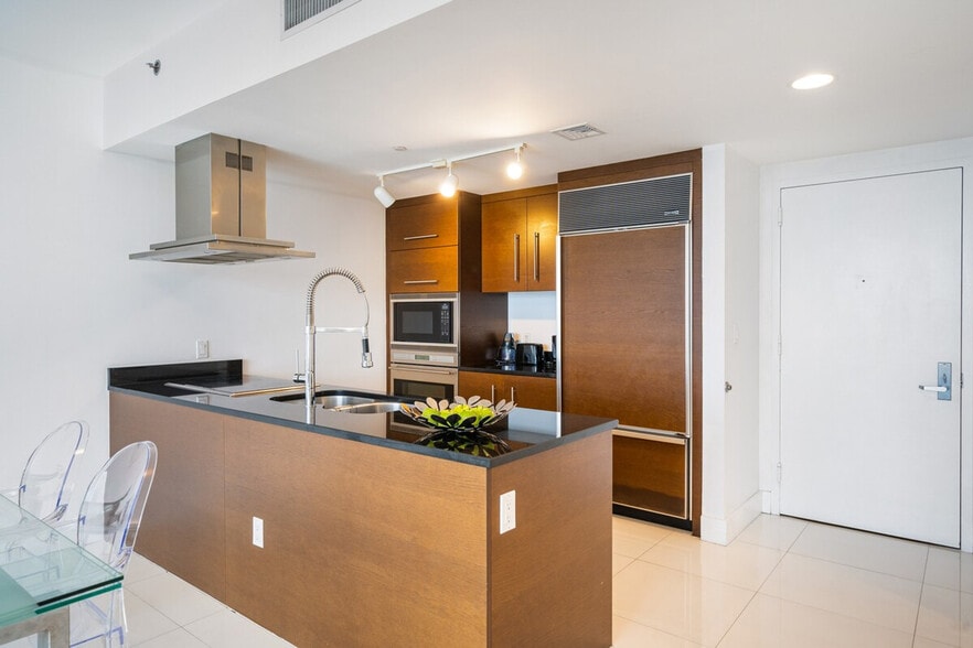 Building Photo - 495 Brickell Ave