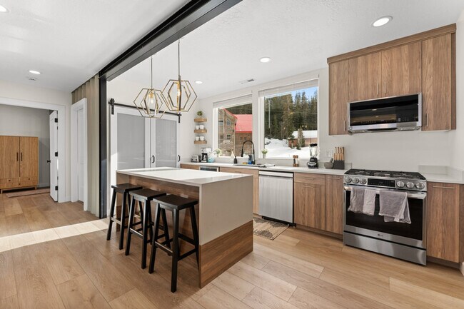 Building Photo - 220 Circle Dr