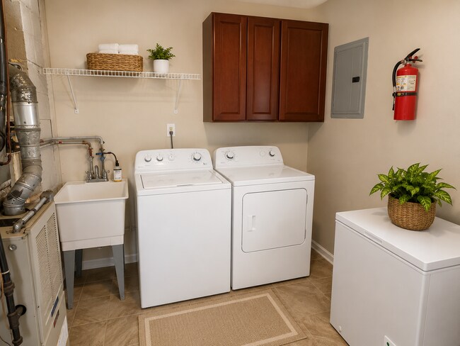 Building Photo - Charming 3-Bedroom Home with Updated Throughout & Fenced Yard!