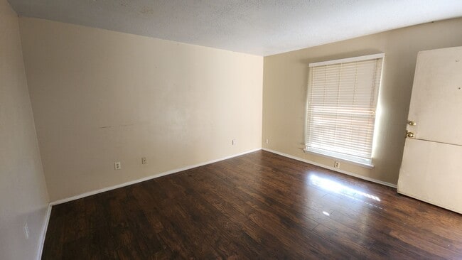 Building Photo - 210 N Vandeveer St