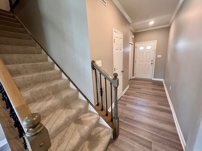 Building Photo - Imperial - 3 Bedroom 2.5 Bathroom - Large ...
