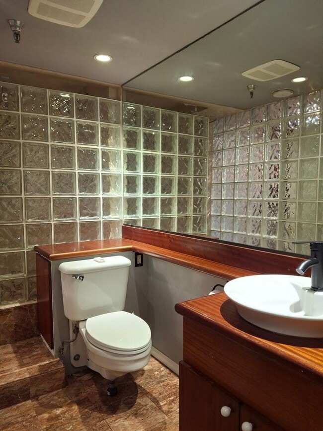 Building Photo - Downtown 1-Bedroom Condo w/ Central AC and...
