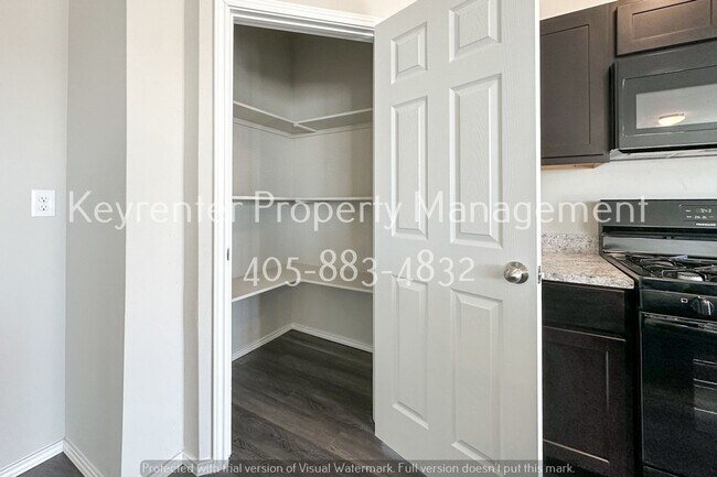 Building Photo - Gorgeous 3 Bed 2.5 Bath Two Story Home in Heart Of Yukon!