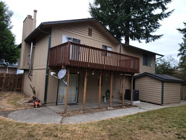 Building Photo - Federal way split level home - 3 bedrooms 2 bathrooms, AC, RV parking, EV Chargers and more, Avai...
