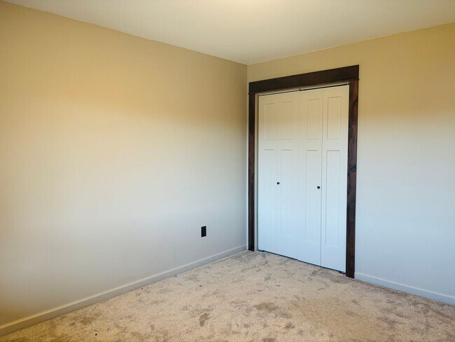 Building Photo - 4 bedroom 3 bath home