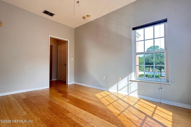 Building Photo - 610 Fairway Dr