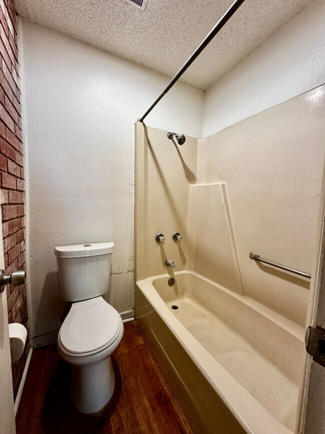 Building Photo - Bowie Trust-Mack Hollimon Duplex