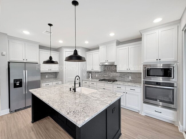 Building Photo - 313 E 3rd St