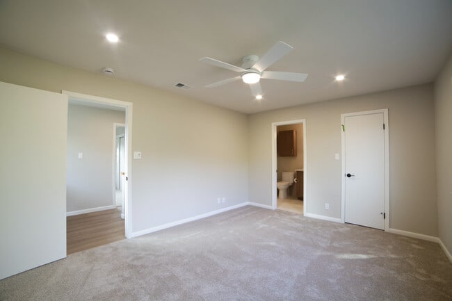 Building Photo - 405 Solano Dr