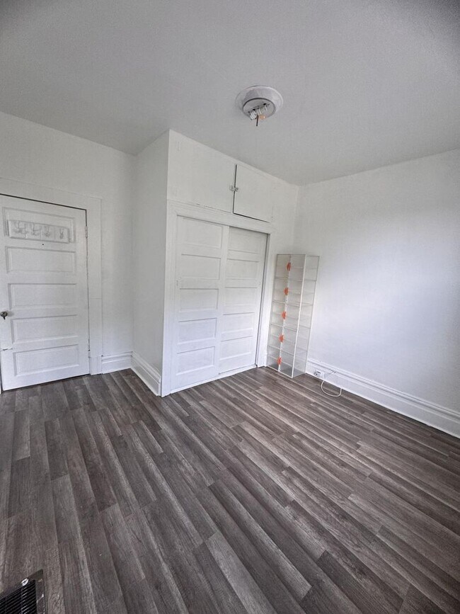 Building Photo - 585 Forest Ave