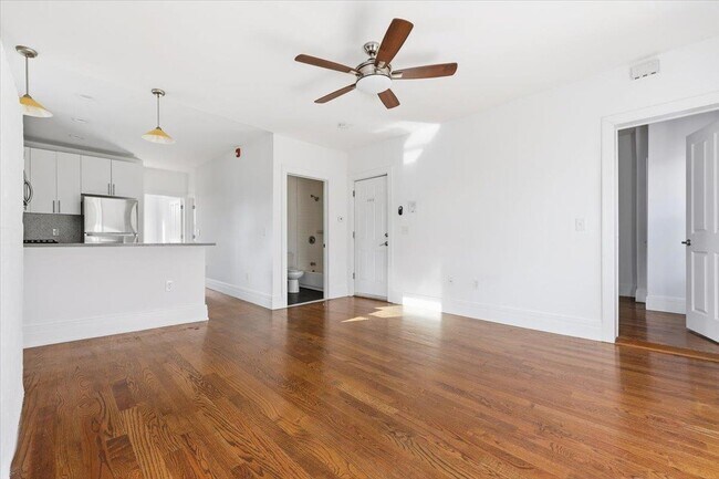 Building Photo - 76 Bowers St