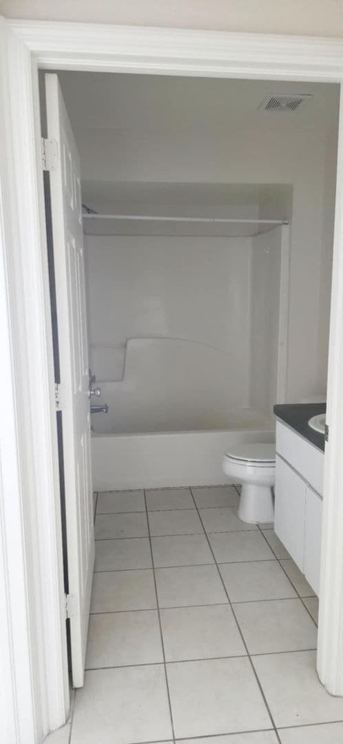 Building Photo - Clean & Bright 2 Bed / 2 Bath