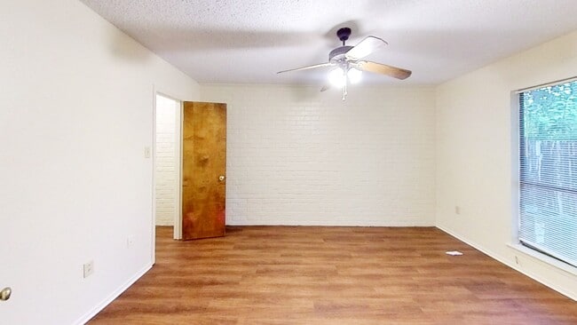 Building Photo - 8722 Pecan Tree Dr