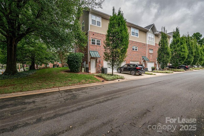 Building Photo - 223 S Torrence St