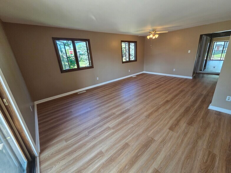 Loving room - 801 Cambridge Cir