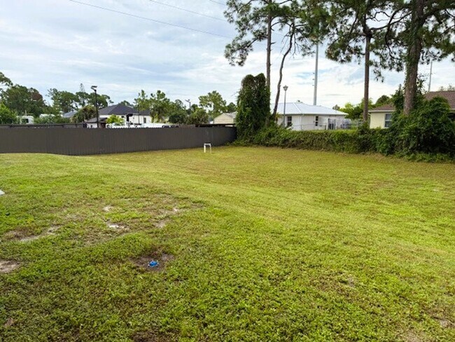 Building Photo - Spacious 3 Bed / 2 Bath Home with Large Ba...
