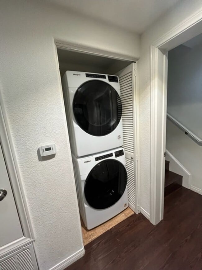 Building Photo - 838 Tarragon Ln