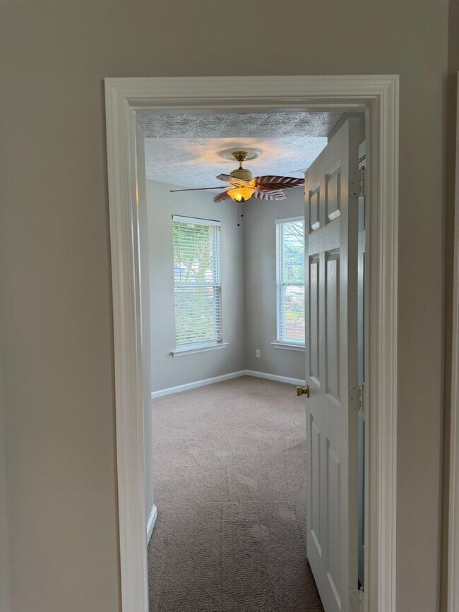 Building Photo - 6262 Shoreview Cir