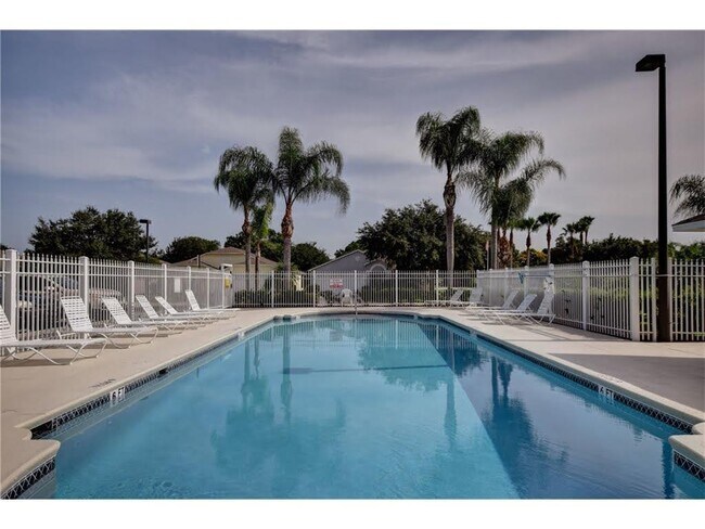 Building Photo - 993 E 13th Sq