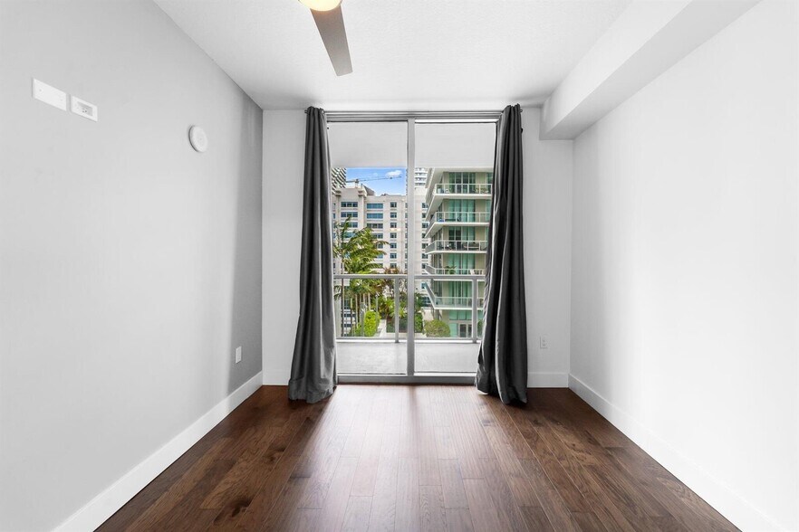 Building Photo - 1111 SW 1st Ave