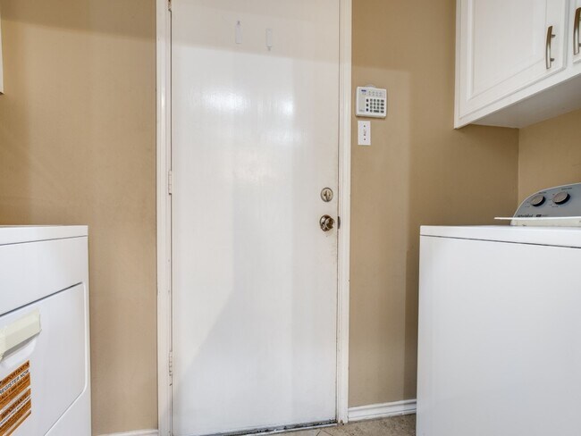 Building Photo - 3426 Mission Valley Dr