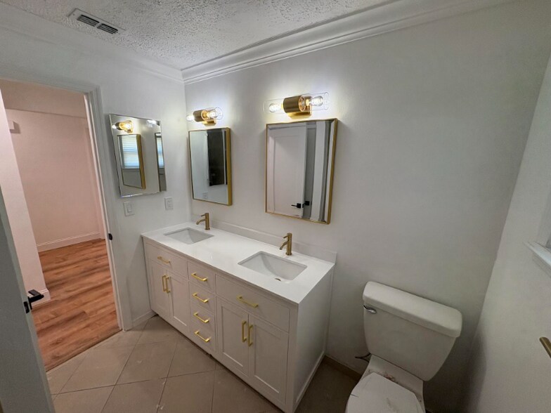 Building Photo - 2301 S San Jose Cir