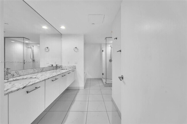 Building Photo - 500 Brickell Ave