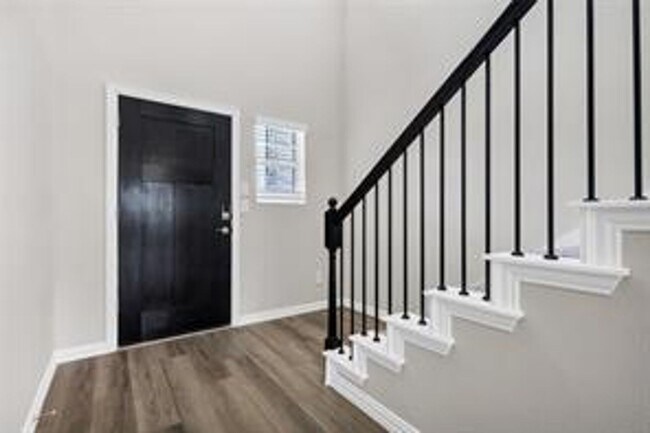 Building Photo - Spacious 3BR/2.5BA Home Near Parks, Dining & Community Pool