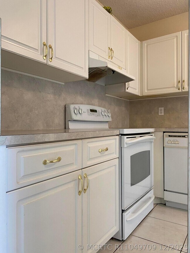 Building Photo - 8665 Chevy Chase Dr