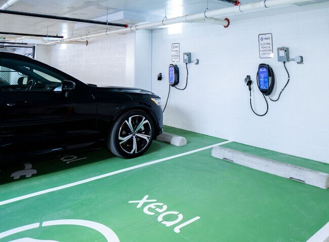 Building Photo - One Bedroom Rear Facing w Patio (1st Floor), Balcony 2 & 3