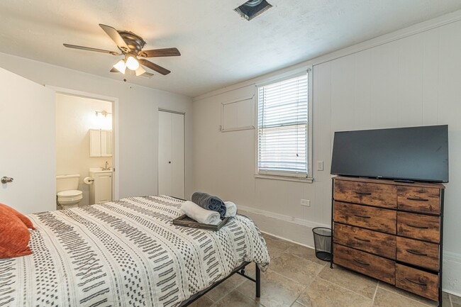 Building Photo - 409 Aero Ave