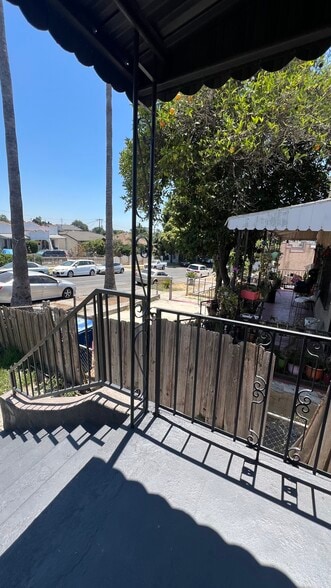 Building Photo - 1071 Dundas St