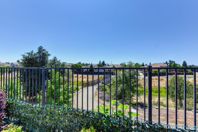 Building Photo - 3 Bedroom Roseville Home in Gated Community