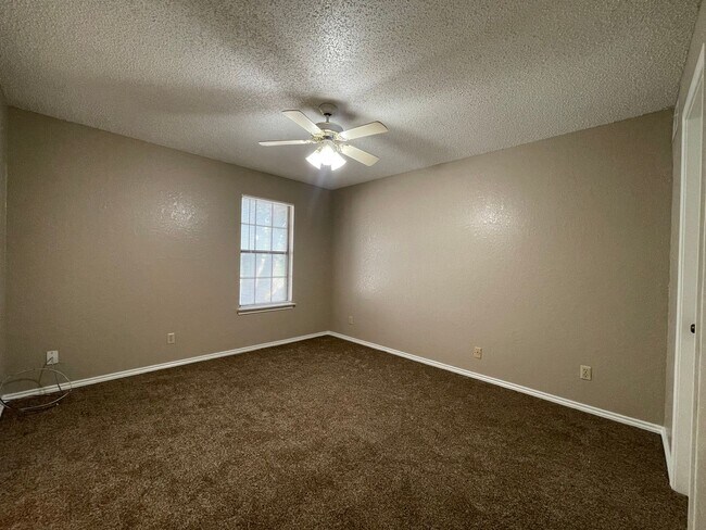 Building Photo - AVAILABLE NOW 2 BEDROOM 1.5 BATH TOWNHOME ...