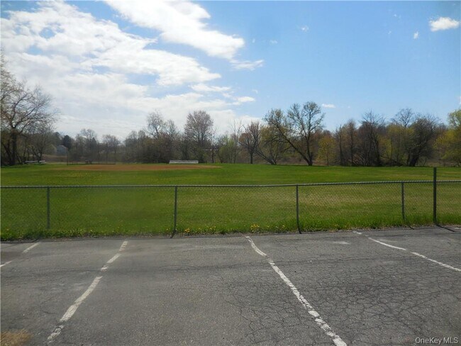 Building Photo - 10 Edmunds Ln