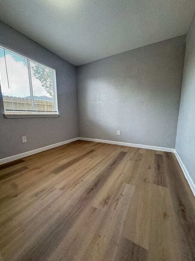 Building Photo - 11217 Pender Ln