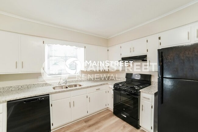 Building Photo - 3 Bedroom Pet-Friendly Home in BLUE SPRING...