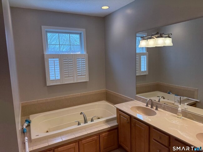 Building Photo - 104 Valley View Rd