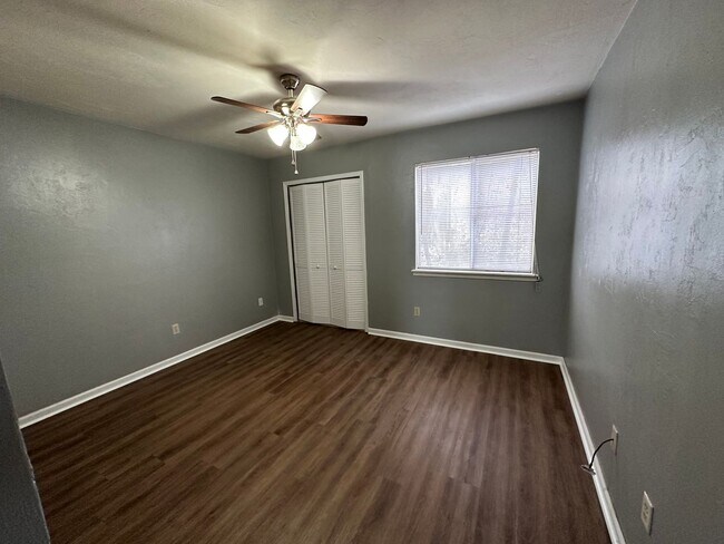 Building Photo - Remodeled downstairs unit in Pointe East avail NOW!