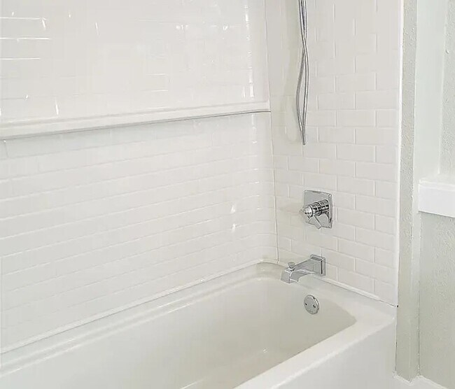Building Photo - Spacious 4-Bedroom / 2-Bath Home in Wichit...