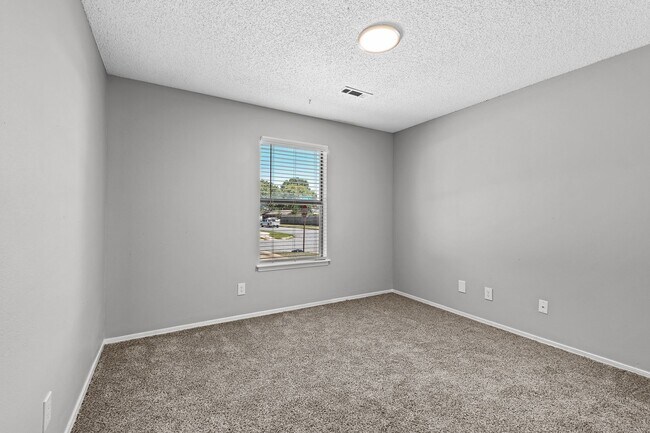 Building Photo - Cozy 2 Bedroom Duplex with Fireplace & Spacious Backyard!