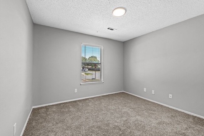 Building Photo - Newly Renovated Duplex in West Fayetteville!