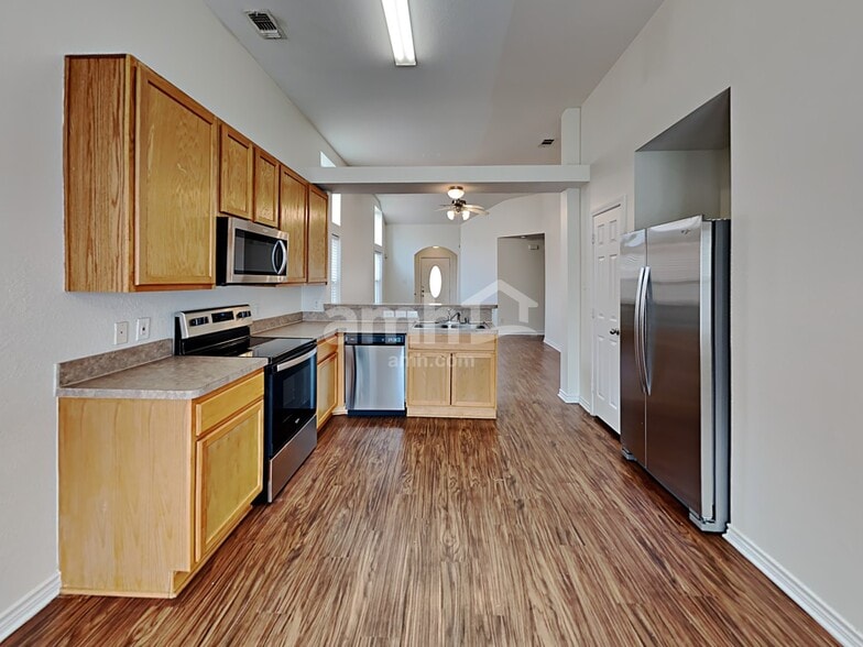 Building Photo - 9024 Eastwood Ave