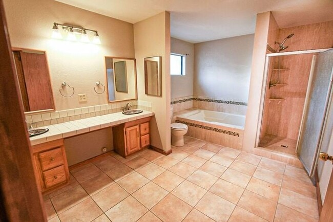 Building Photo - Modern 3 Bed Home for Rent in Riverside CA 92507 Garage Available