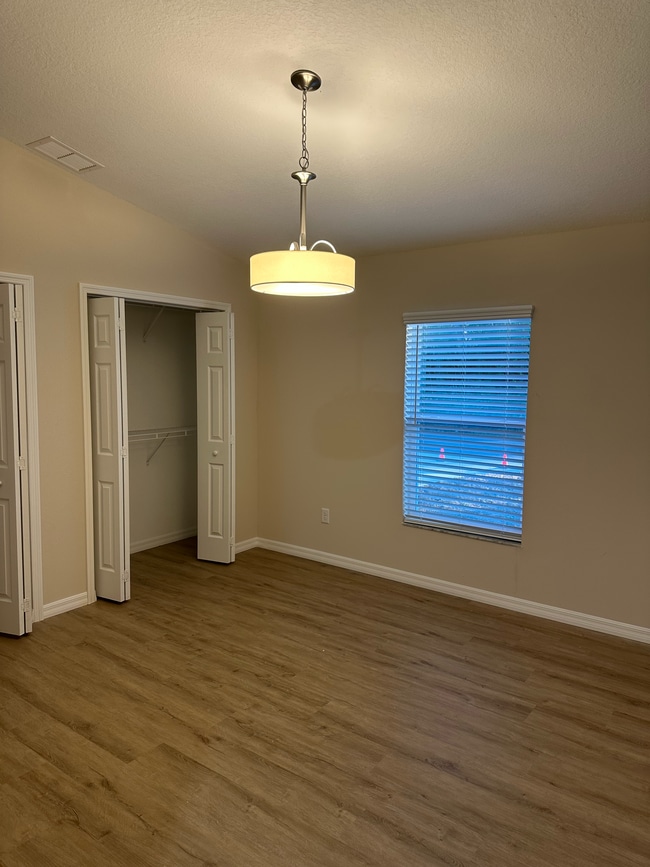 Building Photo - Royal