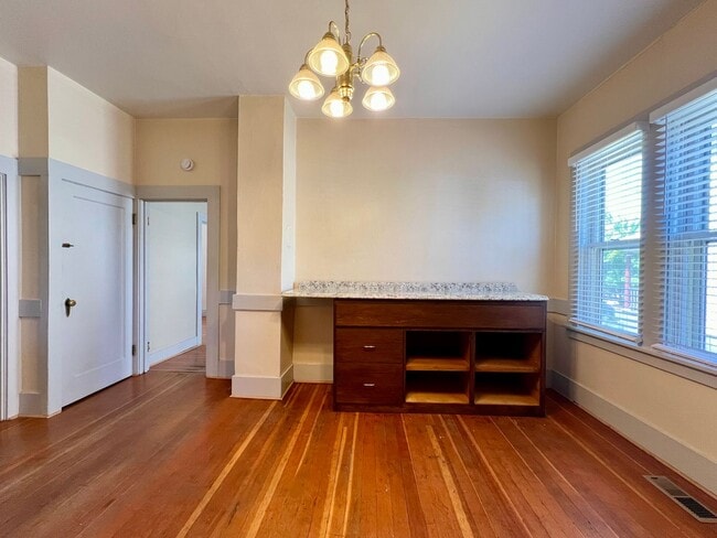 Building Photo - Charming Clinton Neighborhood Home 2 Bed 2 Bath — Close to Downtown & Division Street!